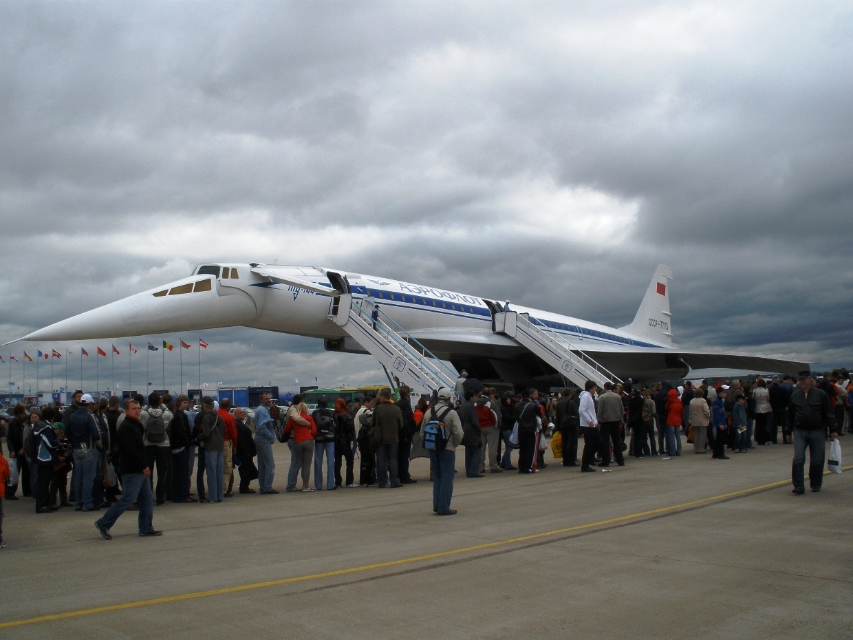 Ту 144 и конкорд. Ту-144 пассажирский самолёт. Concorde ту 144. Самолёт Конкорд и ту 144.