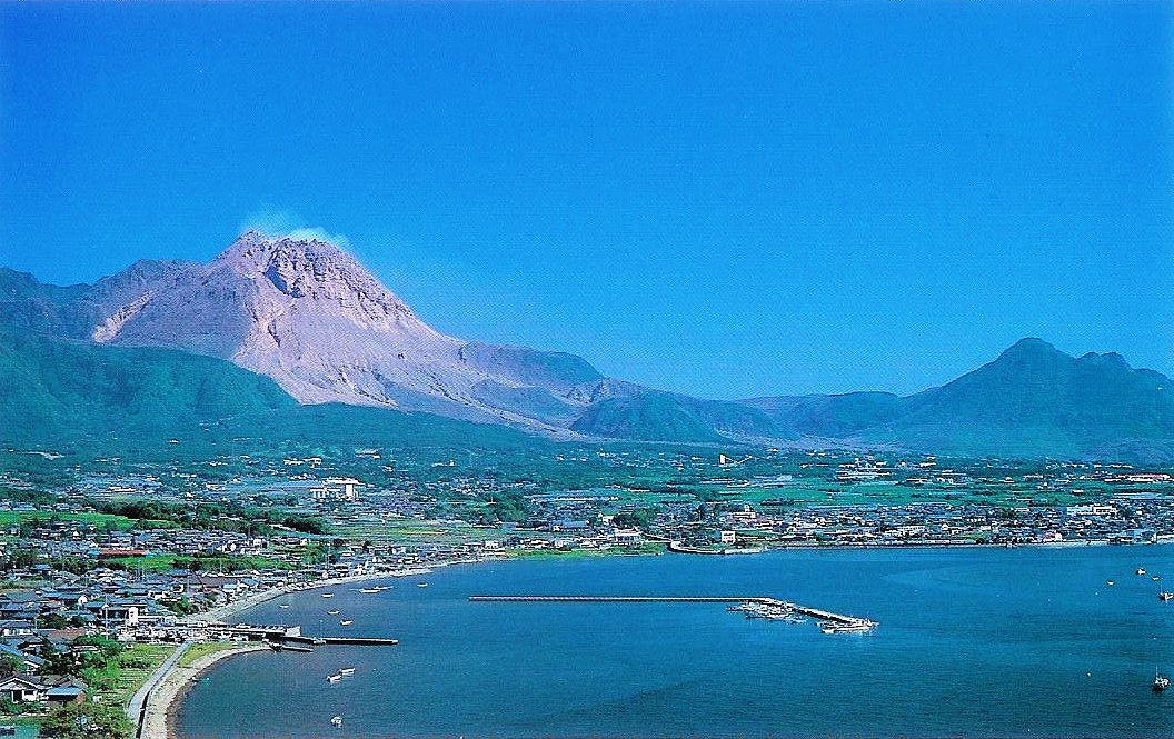 Действующий вулкан Унзен