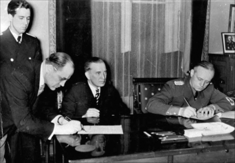 Между Советским союзом и Германией заключается секретное соглашение - пакт Молотова-Риббентропа