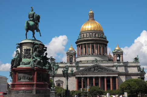 Памятник Николаю I в Санкт-Петербурге на фоне Исаакиевского собора