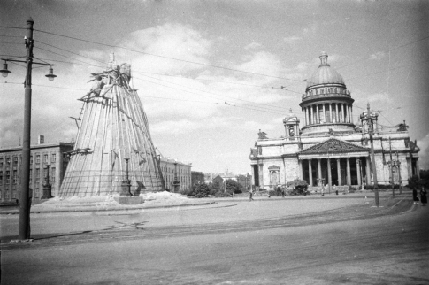 Во время Блокады памятник был закамуфлирован, фото 1942 года